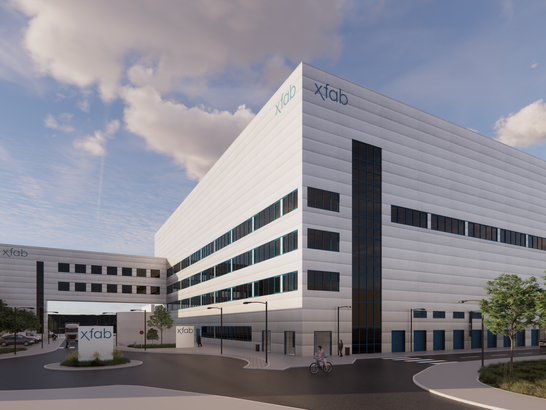 Visualisierung einer weißen, mehrstöckigen Fabrik mit kleinerem Nebengebäude und Zufahrt