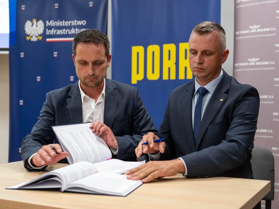 Zwei Geschäftsmänner unterzeichnen Vertrag