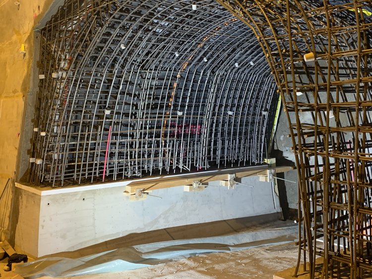 Foto: tunnelförmiges Geflecht aus Bewehrungsstahl für die neue Querverbindung in den Nachbartunnel 