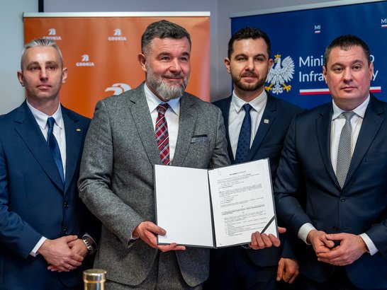 Vertragsunterzeichnung mit vier Geschäftsmännern